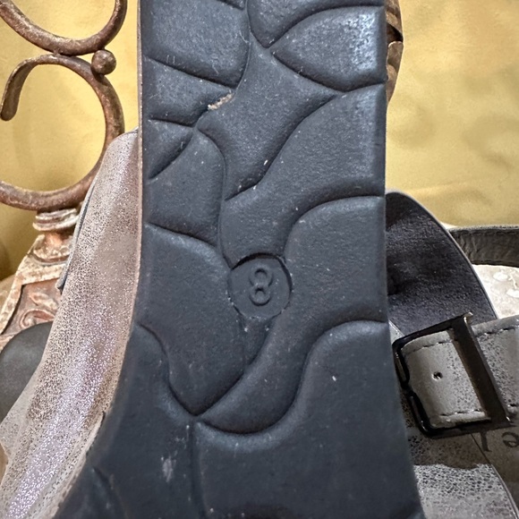 EUC Pierre Dumas Wedge/Platform Slingback Sandal. Excellent condition. Size 8 - Picture 9 of 10